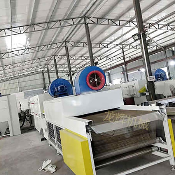 Linie do natryskiwania elektrostatycznego z otwartymi drzwiami